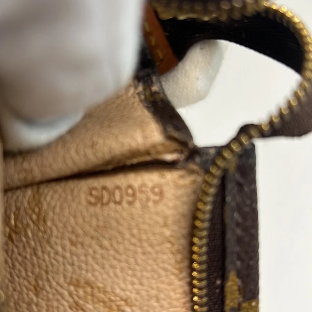 SOLD. Louis Vuitton Toiletry 19 pouch monogram - Picture 13 of 13